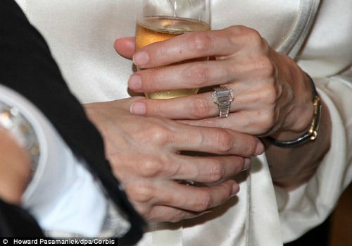 angelina-y-el-anillo-de-compromiso-