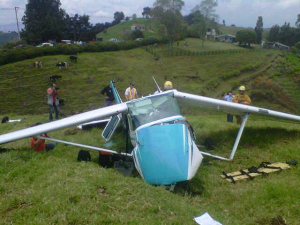 Medellín: Accidente aéreo en San Félix. El piloto fue rescatado herido. Fotos