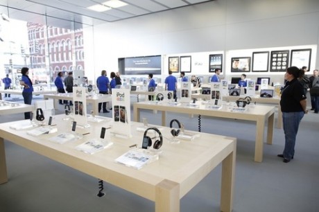 Apple Opens New Store In Chicago's Lincoln Park Neighborhood