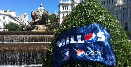 Millonarios "viste de azul" las calles de Madrid 1 millos espa%C3%B1a e1348520056607