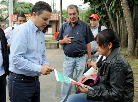 El Alcalde de Medellín entregó, mano a mano, las “Cuentas Claras” a la ciudadanía