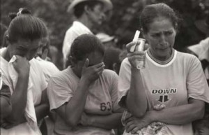 Paramilitares. Mujeres lloran a sus seres queridos
