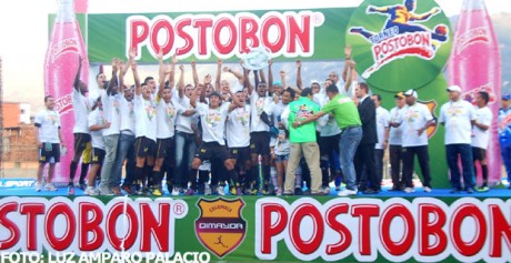 Alianza Petrolera campeón del Torneo Postobon II 1 ALIANZA CELEBRA 15 1353898014 e1353900509714