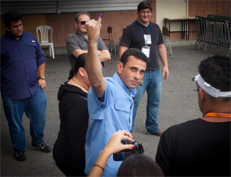 HENRIQUE CAPRILES RADONSKI EJERCE EL VOTO EN ELECCIONES REGIONALES FOTO GUILLERMOSUAREZ 7 de 11