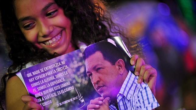 Chávez con respirador artificial, retiene líquidos en pulmones y tiene deficiencia renal: ABC 5 afp | Una niña muestra una imagen de Hugo Chávez durante un concierto en su honor en Managua el pasado 17 de diciembre
