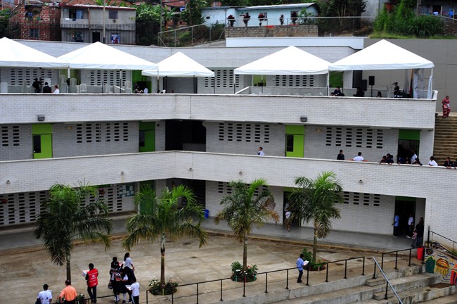 Alcalde de Medellín entregó la segunda fase de la sección escuela Reino de Bélgica