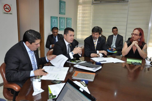 Aspecto de la sesión de la Junta Directiva de la Corporación Autónoma Regional para la Defensa de la Meseta de Bucaramanga CDMB, en donde están el Ministro de Ambiente y Desarrollo Sostenible, Juan Gabriel Uribe, la Directora del Instituto de Investigaciones Biológicas Alexander von Humboldt, Brigitte Baptiste y el Director de la CDMB, Arley Anaya Mendez | Fotografía: Franklin saul Chaguala.