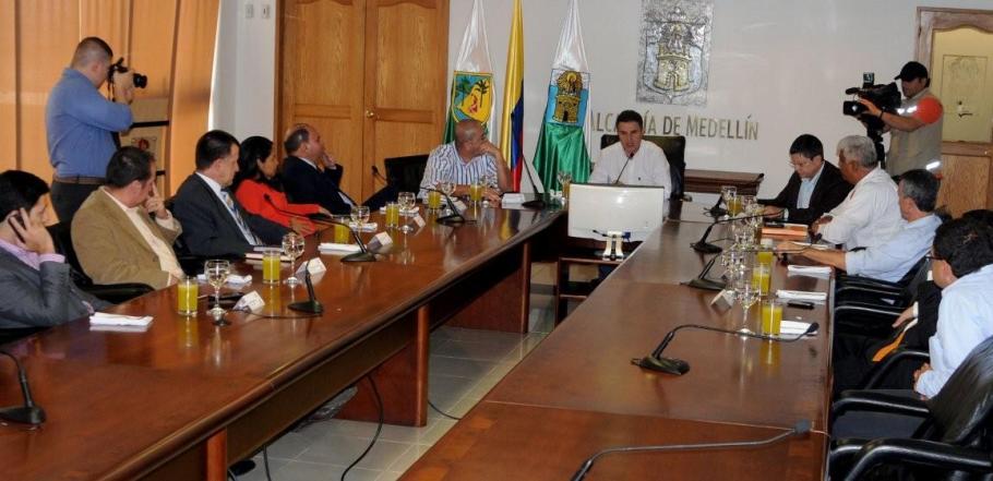 Alcaldes del Área Metropolitana ratifican la medida que restringe al parrillero hombre