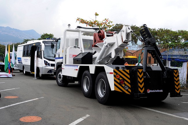 Alcalde de Medellín entregó laboratorio móvil de toxicología a la Secretaría de Movilidad