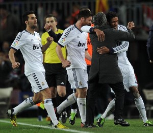 Real Madrid en la final de la Copa del Rey: 3-1 ganó al Barcelona. Goles 3 varane