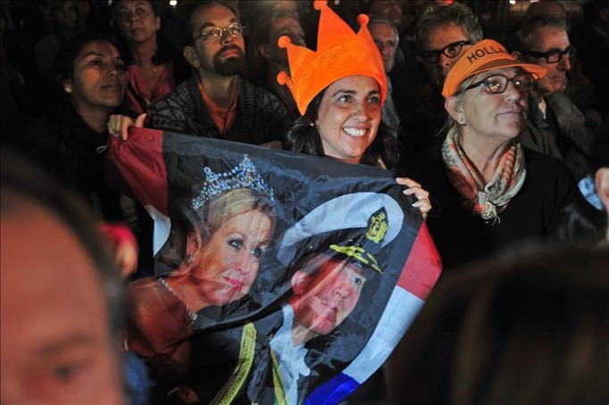 Argentina celebra que Máxima se convierte mañana en reina consorte de Holanda Ciudadanos argentinos celebran que la princesa Máxima asuma como reina consorte de Holanda el próximo martes, en el Parque de la Flor de Buenos Aires (Argentina) este 29 de abril. EFE