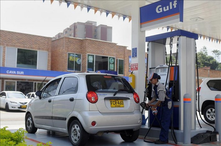 Gulf invertirá 138 millones de dólares en Colombia para abrir 160 gasolineras 1 Una operaria atiende tras la inauguración de la primera estación de servicio en Latinoamérica de la compañía Gulf Oil International este 30 de abril, en Medellín (Colombia). EFE
