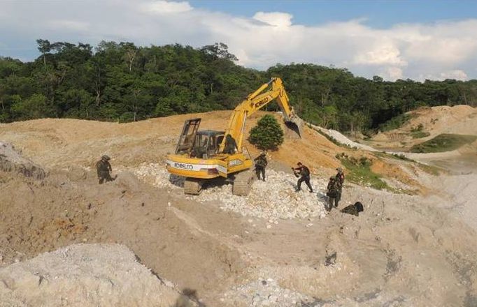 En el operativo se inutilizaron 2 retroexcavadoras avaluadas cada una de ellas aproximadamente en 350 millones de pesos