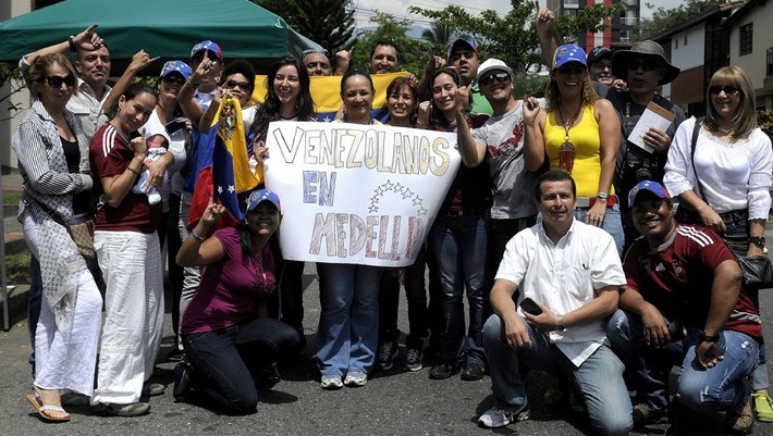 Venezolanos votando en Medellín: Por el cambio!