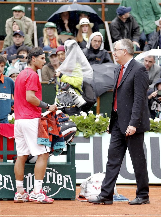 El director del torneo, Gilbert Ysern (d), camina junto al español Rafael Nadal (i), en la final de Roland Garros entre Nadal y el serbio Novak Djokovic en junio de 2012 en París (Francia). EFE/Archivo 