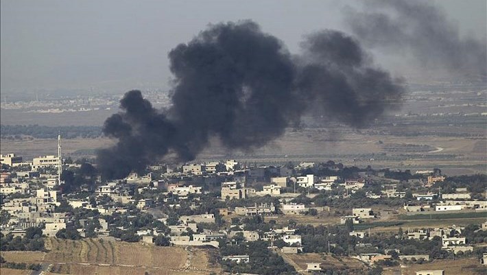 Vista general de una columna de humo tras un ataque al pueblo sirio de Jbatha Al-khashab. EFE/Archivo