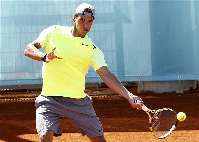 El español Rafael Nadal, que participa en el Abierto de Madrid de tenis, entrenó hoy sobre la tierra de las nuevas pistas de la Caja Mágica, donde se disputa el torneo. EFE