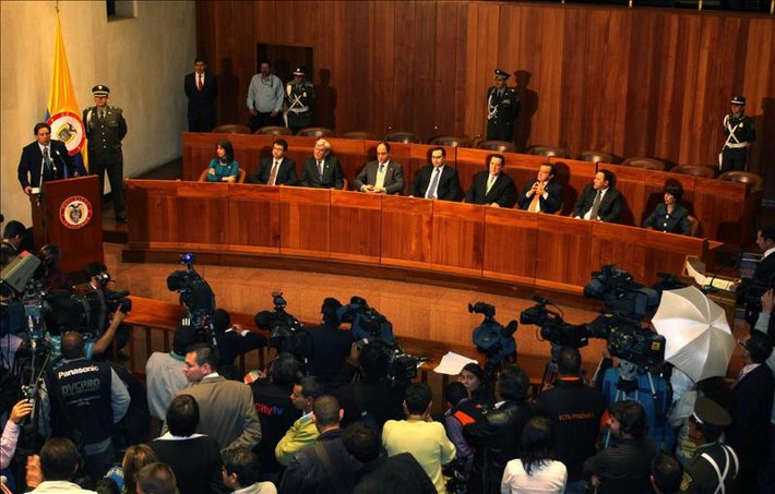 El tribunal estableció que las conocidas como "megapensiones" deben situarse como máximo en 14,7 millones de pesos colombianos (unos 8.000 dólares), lo que equivale a 25 salarios mínimos. Imagen de archivo de la Corte Constitucional colombiana. EFE/Archivo