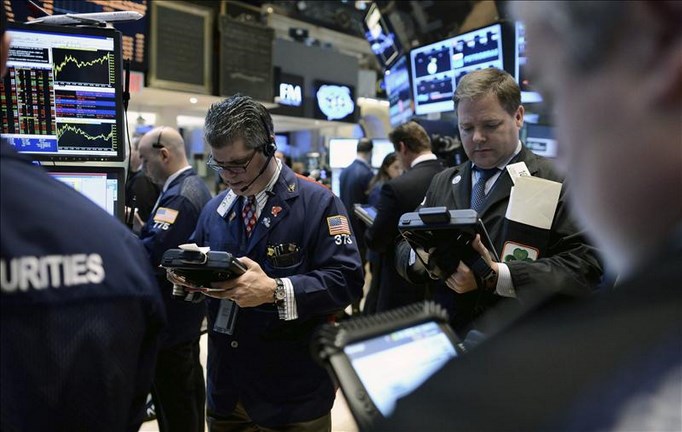 Wall Street cambia de rumbo y sube el 0,53 por ciento hasta alcanzar nuevos récords 2 Varios accionistas toman nota en la Bolsa de Nueva York, Estados Unidos. Media hora después del inicio de la sesión, el Dow Jones restaba 30,89 puntos hasta los 15.184,35 enteros. EFE/Archivo