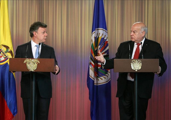 El presidente de Colombia, Juan Manuel Santos (i), escucha al secretario general de la OEA, José Miguel Insulza (d), este 17 de mayo, luego de la entrega del informe sobre drogas en Bogotá (Colombia), que resultó de uno de los mandatos de la VI Cumbre de las Américas de Cartagena de Indias de abril de 2012. EFE