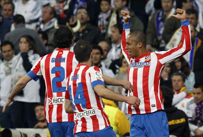 Copa del Rey: Atlético de Madrid campeón 4 Los jugadores del Atlético de Madrid celebran su victoria ante el Real Madrid en la final de la Copa del Rey, en el estadio Santiago Bernabéu, en Madrid. EFE