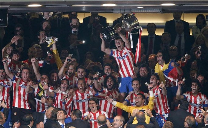 Copa del Rey: Atlético de Madrid campeón 3 Los jugadores del Atlético de Madrid celebran su victoria ante el Real Madrid en la final de la Copa del Rey, en el estadio Santiago Bernabéu, en Madrid. EFE