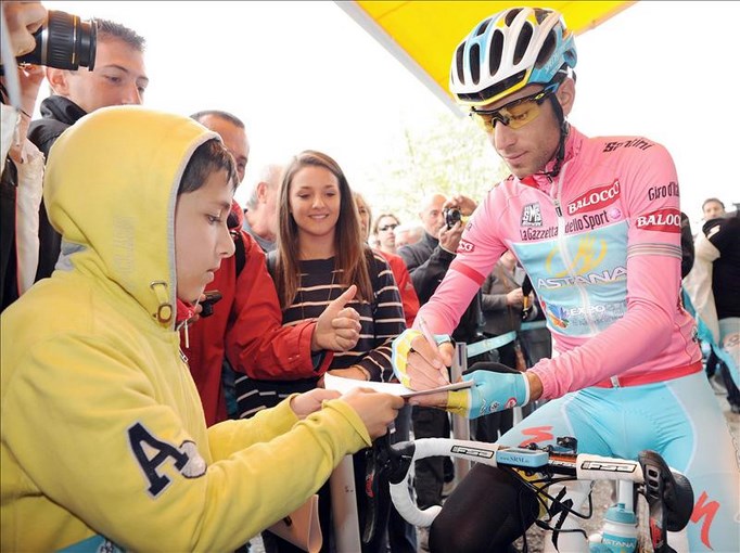 Giro de Italia: Betancur y Urán entre los cinco primeros de la etapa 14 3 El italiano Vicenzo Nibali (Astana) sigue al frente de la clasificación general con 1:23 de ventaja sobre el australiano Cadel Evans (BMC). tras la etapa 14 de la 96 edición del Giro de Italia entre Cervere y Bardonecchia, Italia. EFE
