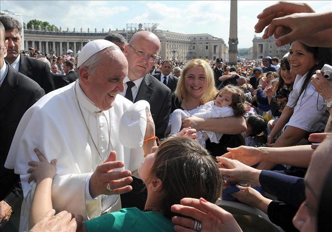 El papa Francisco saluda a los fieles congregados en la Plaza de San Pedro del Vaticano. EFE/Archivo