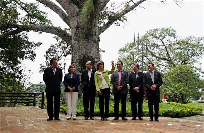 De izquierda a derecha, el ministro de Comercio de Perú, José Luis Silva Martinot, la ministra de Relaciones Exteriores de Perú, Eda Rivas, el ministro de Relaciones Exteriores de Chile, Alfredo Moreno Charme, la ministra de Relaciones Exteriores de Colombia, María Ángela Holguín, el ministro de Industria y Turismo de Colombia, Sergio Diaz-Granados, el ministro de Relaciones Exteriores de México, José Antonio Meade, y el ministro de Comercio de México, Ildefonso Guajardo, posan durante una fotografía oficial durante la VII Cumbre Alianza del Pacífico, que se realiza en Cali (Colombia). EFE