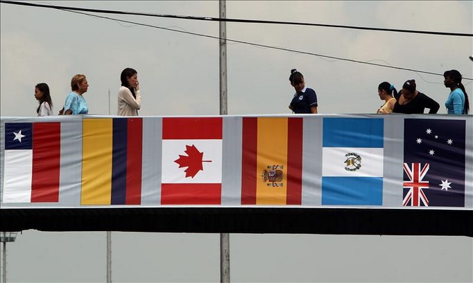 Banderas de los países participantes en la VII Cumbre Alianza Pacífico decoran un puente peatonal este miércoles 22 de mayo de 2013, en Cali (Colombia). EFE