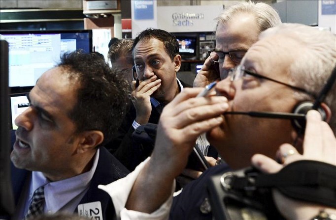 Wall Street se salva de la quema 2 Agentes de cambio trabajan durante la apertura de la Bolsa de Nueva York, Estados Unidos este 23 de mayo. EFE