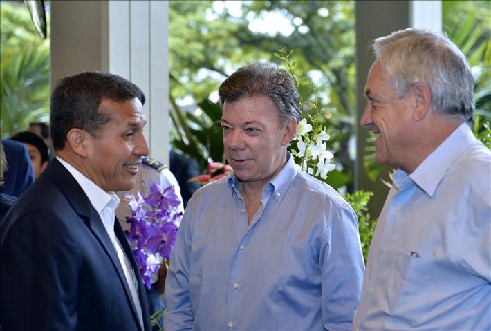 Fotografía cedida por la Presidencia de Colombia de los presidentes de Colombia, Juan Manuel Santos (i), de Chile, Sebastián Piñera, y de Perú, Ollanta Humala, durante una reunión este 23 de mayo, en Cali (Colombia). EFE