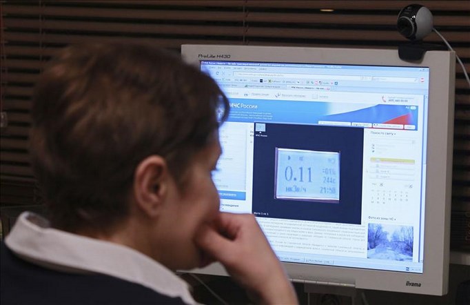 Una mujer rusa observa en un ordenador un dosímetro, un aparato que mide las dosis de radiactividad, en el centro del Ministerio de Emergencias ruso en Yuzno-Sakhalinsk. EFE/Archivo