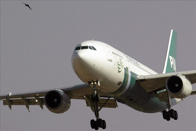 Fotografía de archivo que muestra un avión de la compañía aérea Pakistán Internacional Airlines (PIA), tras despegar en el aeropuerto de Islamabad, en Pakistán. EFE