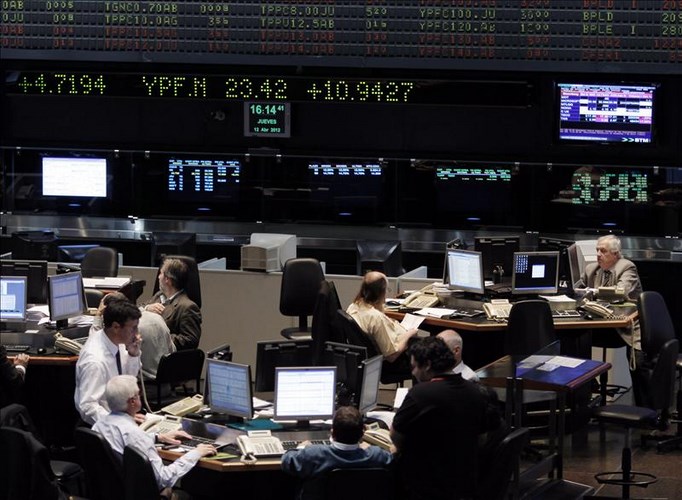 Los mercados de América Latina cierran mixtos tras no encontrar un norte en Wall Street 2 Las plazas de Latinoamérica tuvieron una sesión dispar, con la de Sao Paulo, la principal de la región, en el lote de las ganancias, tras la subida del 0,10 % en el Ibovespa, que terminó en 56.406 puntos, tras operaciones por 7.432 millones de reales (3.621 millones de dólares). EFE/Archivo