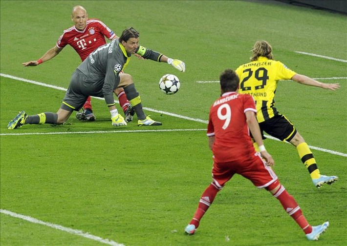 Liga de Campeones: El Bayern, campeón tras vencer al Borussia 3 El jugador del Múnich Arjen Robben (2d) cruza ante el portero Weidenfeller (c) para que Mario Mandzukic (l) marque el 0-1 en Wembley en Londres, Reino Unido. EFE