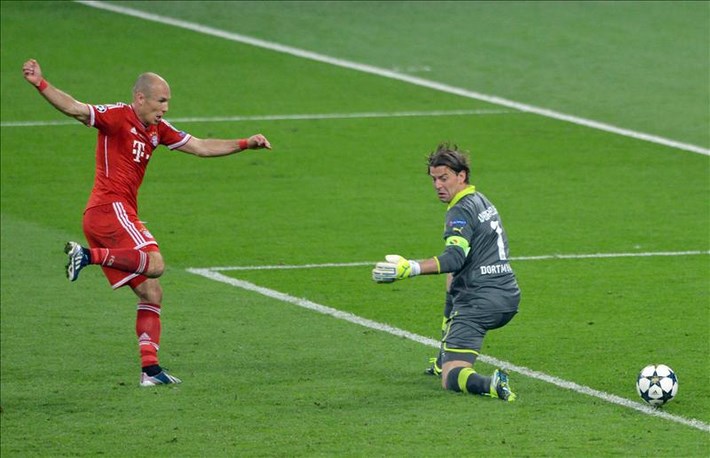 Liga de Campeones: El Bayern, campeón tras vencer al Borussia 4 El jugador del Bayern Múnich Arjen Robben (i) marca el gol del triunfo en la final de la Liga de Campeones que ha enfrentado a Borussia Dortmund y Bayern Múnich en Wembley. EFE