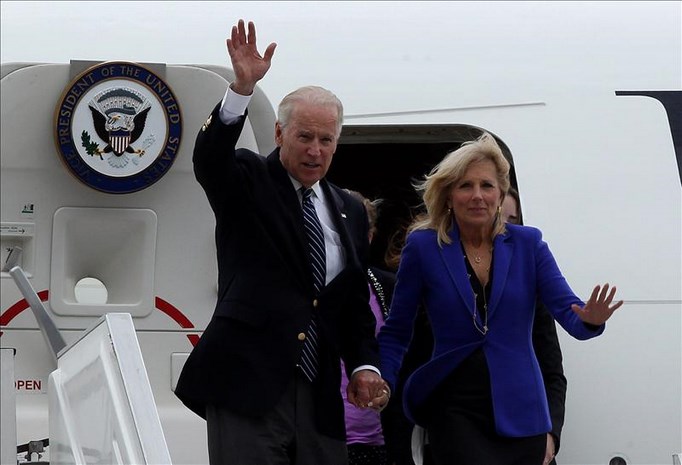 El vicepresidente de Estados Unidos, Joe Biden (i), y su esposa, Jill Biden (d), saludan a su llegada a Bogotá (Colombia). Biden inicia una visita oficial a Colombia en el marco de una gira por América Latina que lo llevará también a Trinidad y Tobago y a Brasil. EFE