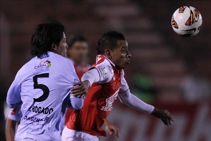 Wilder Medina (d) de Santa Fe disputa el balón con Rolando Bogado (i) de Real Garcilaso el 22 de mayo de 2013, durante el partido por los cuartos de final de la Copa Libertadores, en Cuzco (Perú). EFE
