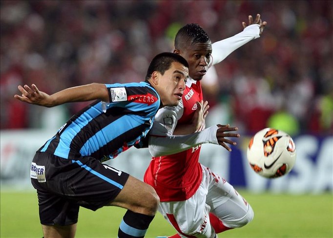 El jugador Jefferson Cuero (d) del colombiano Independiente Santa Fe disputa un balón con Ivan Diego Santillán Atoche (i) del peruano Real Garcilaso en el Estadio El Campín en Bogotá (Colombia) durante partido de vuelta de los cuartos de final de la Copa Libertadores de América 2013. EFE