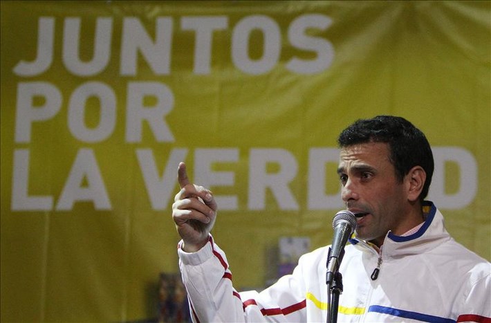 El excandidato presidencial y líder opositor venezolano Henrique Capriles habla este 30 de mayo, durante un encuentro con sus seguidores en Bogotá (Colombia). EFE