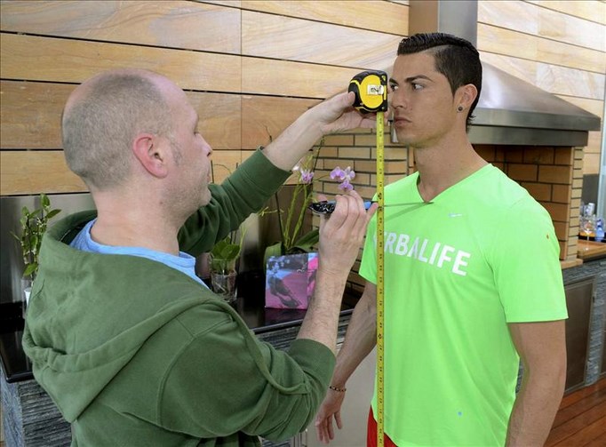 Fotografía facilitada por el Museo de Cera de la capital del delantero del Real Madrid Cristiano Ronaldo, durante la toma de medidas antropométricas llevada a cabo por el equipo artístico de la institución museística, como paso previo para la realización de su escultura, que estará lista a principios del próximo otoño. EFE
