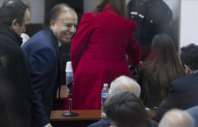 El expresidente argentino Carlos Menem (2-i) ingresa este 31 de mayo, a un tribunal donde se le juzga junto a otros exfuncionarios de su Gobierno por contrabando de armas a Croacia y Ecuador en Buenos Aires (Argentina). EFE