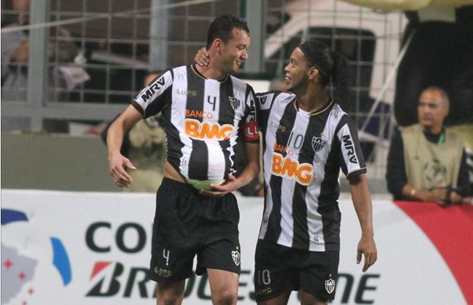 Rever (i) de Atlético Mineiro celebra su gol ante Xolos de Tijuana con su compañero Ronaldinho (d) durante el partido de vuelta de los cuartos de final de la Copa Libertadores en el estadio Independencia de Belo Horizonte, Minas Gerais (Brasil). EFE