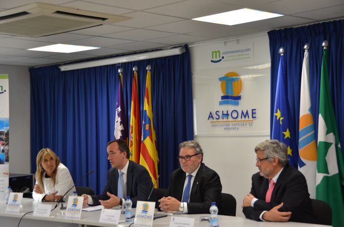 El secretario de Estado de Seguridad, Francisco Martínez, ha mantenido un encuentro en Mahón con la Asociación Hotelera de Menorca