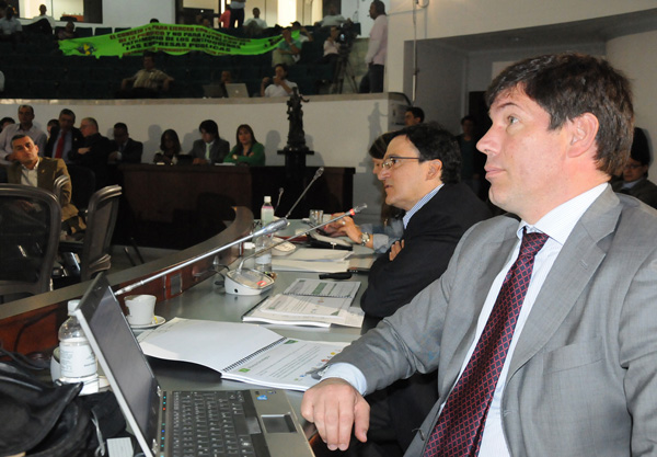 ‘Firmes por Medellín’ se opone a la ‘privatización de UNE’