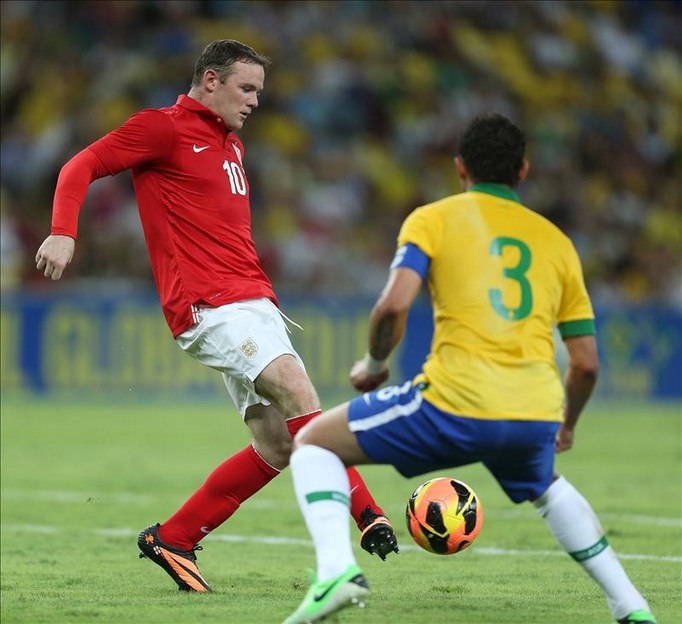 2-2. Brasil e Inglaterra igualan en el primer partido del Maracaná 2 El jugador inglés Wayne Rooney (i) es marcado por el brasileño Thiago Silva (d), durante un partido amistoso entre Brasil e Inglaterra, en la reinauguración del estadio Maracaná en Río de Janeiro (Brasil). EFE