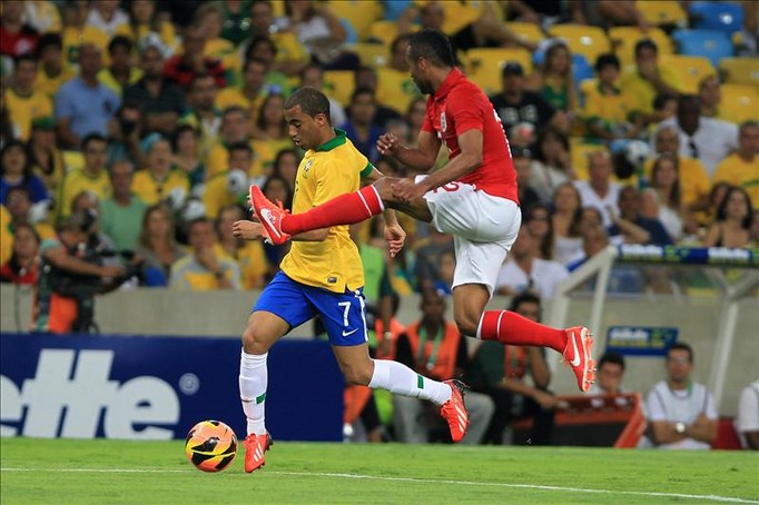 2-2. Brasil e Inglaterra igualan en el primer partido del Maracaná 4 El jugador brasileño Lucas (i) es marcado por el inglés Ashley Cole (d) , durante un partido amistoso entre Brasil e Inglaterra. EFE