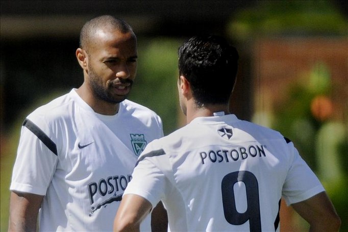 El jugador francés Thierry Henry (i), actual jugador de los Red Bull de Nueva York, conversa con su amigo y excompañero en la liga MLS, Juan Pablo Ángel (espalda), durante un entrenamiento con el equipo profesional colombiano Atlético Nacional. EFE