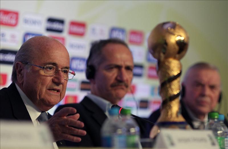 El presidente de FIFA, Joseph Blatter (i), habla durante una rueda de prensa acerca de la Copa Confederaciones junto al ministro de Deportes brasileño, Aldo Rebelo (c), y al presidente de la Confederación Brasileña de Fútbol (CBF), José María Marin (d), en la ciudad de Río de Janeiro (Brasil). EFE